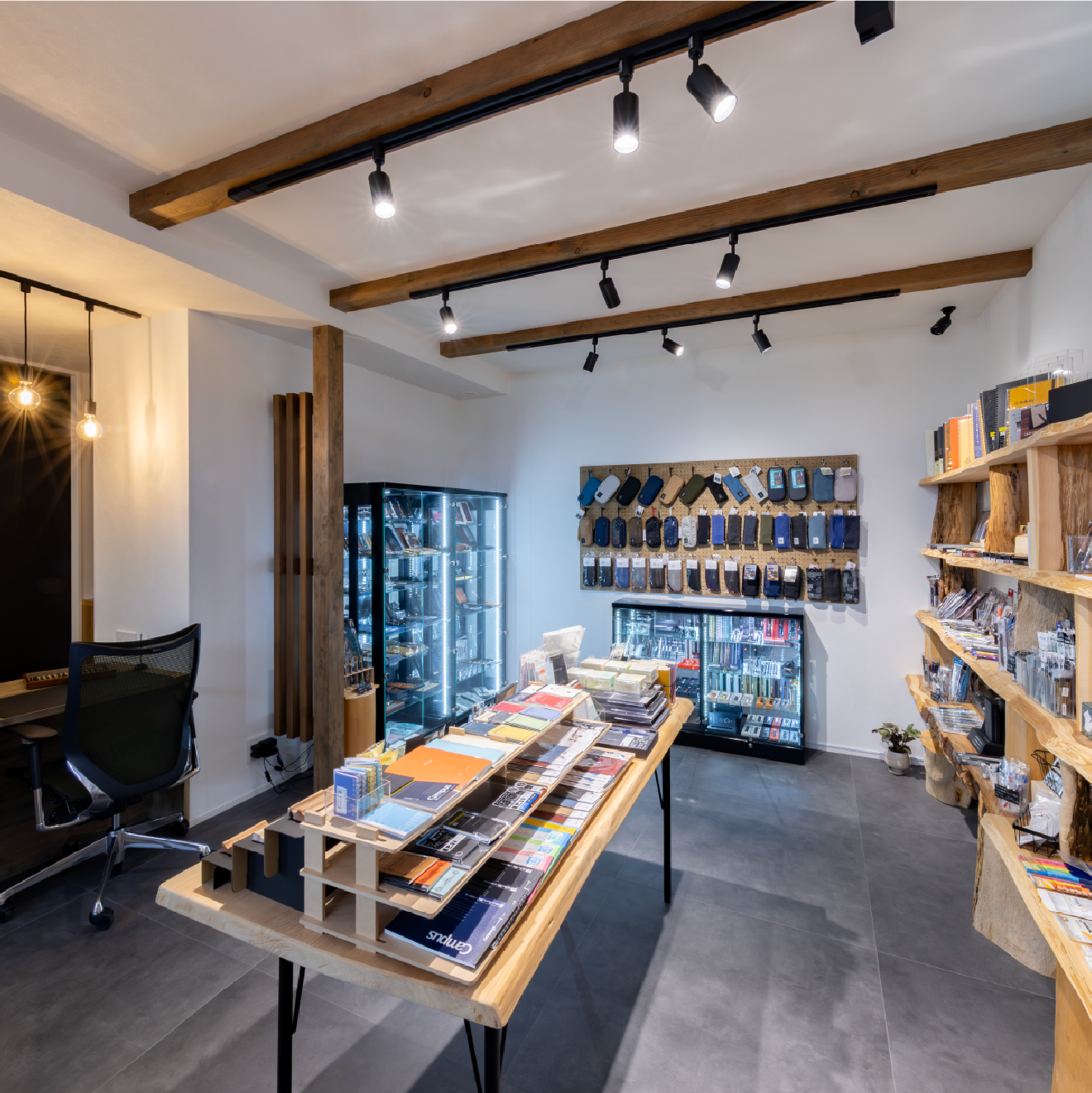 文具が並ぶ、木に包まれた店内